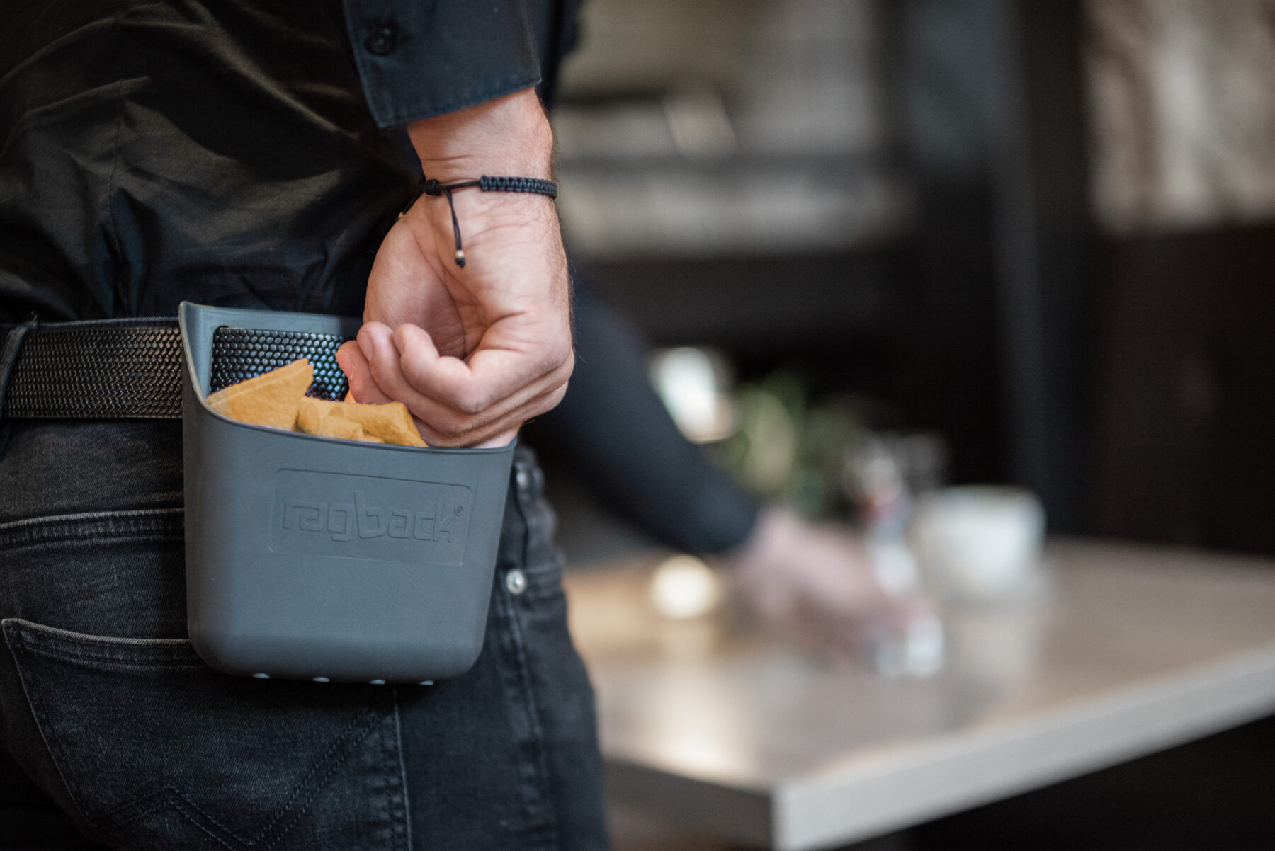 Die ragback Kellnertasche im Gastro-Einsatz.